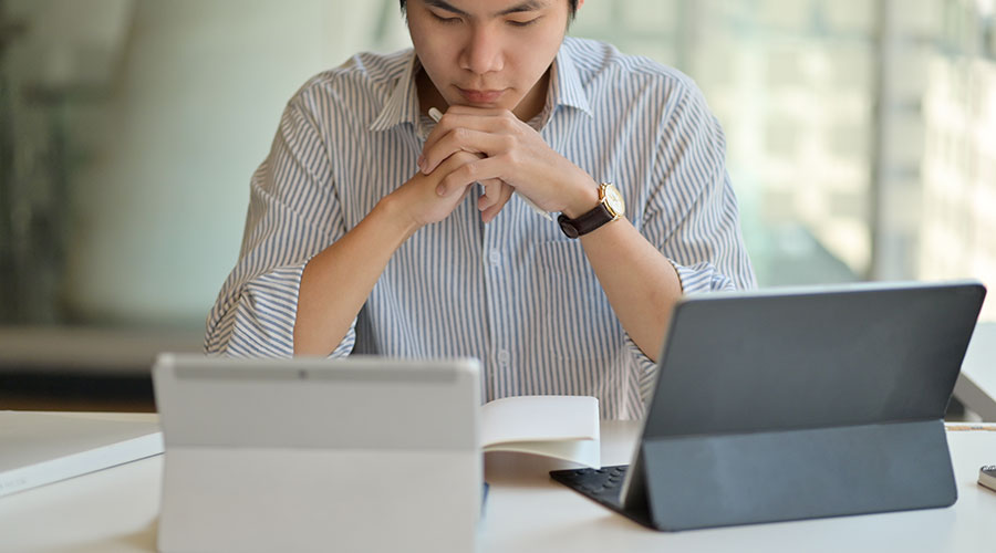 hindsight 2020 highsight 2020: man on 2 computers